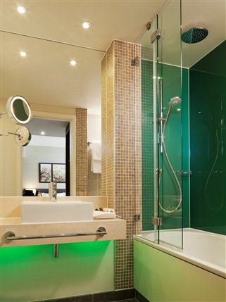 Holiday Inn London Commercial Road - Guest Bathroom