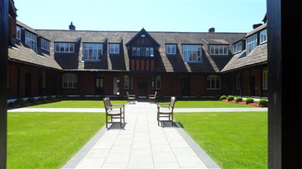 The Pillar Hotel - Hotel Garden Area