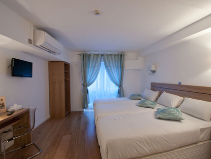 Ambassadors Hotel - Deluxe Triple Room