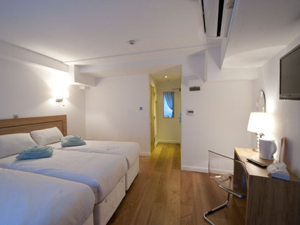 Ambassadors Hotel - Deluxe Tripple Room