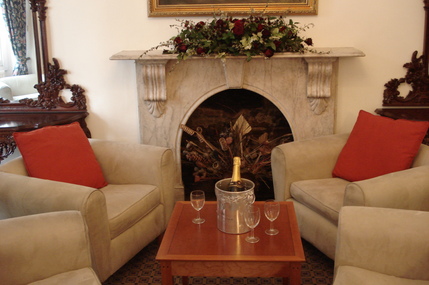 My Place Hotel London - Lounge and bar