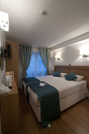 Ambassadors Hotel - Deluxe Twin Room