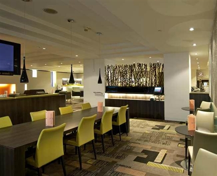 Hilton London Kensington Hotel - AmPm Bar
