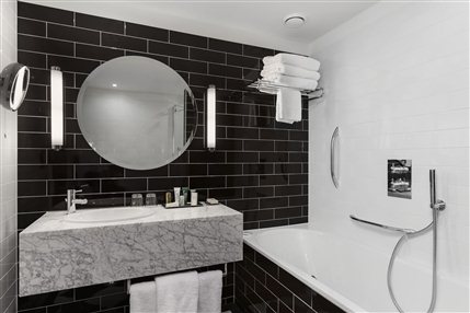 Hilton London Wembley - Executive Bathroom