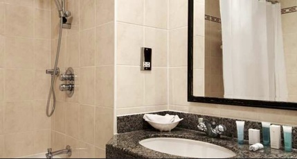 Hilton Cobham - Bathroom