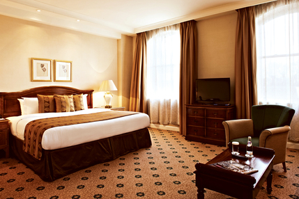 Millennium Hotel London Mayfair - Club Room - access to Club Lounge which includes refreshments and Continental breakfast
