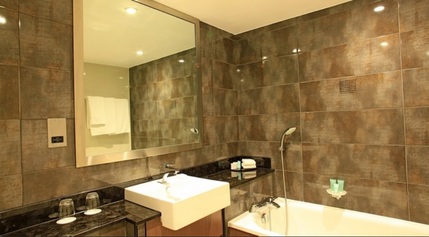 Kensington Close Hotel & Spa - Executive Bathroom