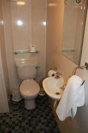 The Fairway Hotel London - Ensuite Bathroom