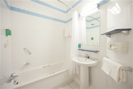 Jurys Inn Heathrow Hotel - Bathroom