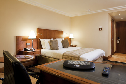 Crowne Plaza London Heathrow - Club Room - Lounge access with comp breakfast,drinks and canapes