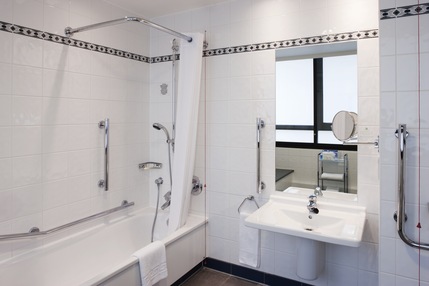 Holiday Inn London Kensington Forum - Accessible Bathroom