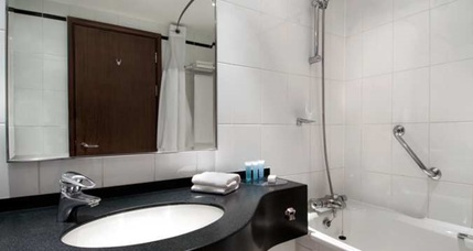 Hilton London Metropole Hotel - Guest Bathroom