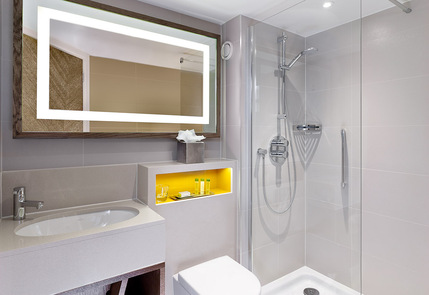 DoubleTree by Hilton London Hyde Park - Bathroom