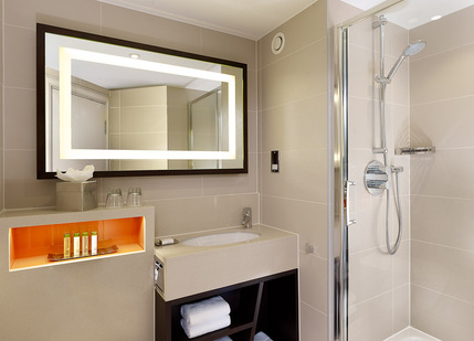 DoubleTree by Hilton London - Ealing - Bathroom