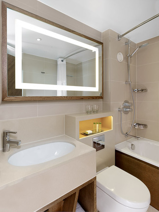 DoubleTree by Hilton London Hyde Park - Bathroom