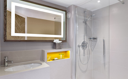 DoubleTree by Hilton London Hyde Park - Bathroom