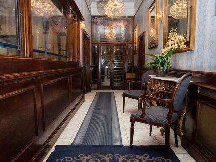 London Elizabeth Hotel - Entrance