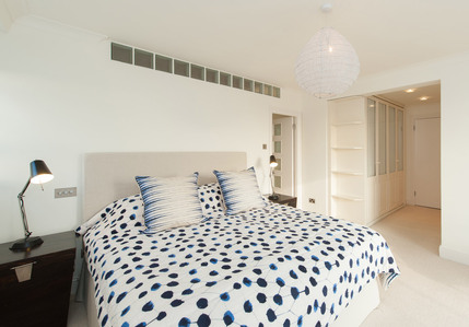 Europa House Apartments London - 3 Bedroom Penthouse Apartment Master Bedroom