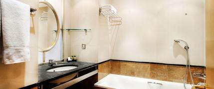 The Courthouse Hotel - Superior Bathroom