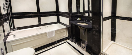 The Courthouse Hotel - Deluxe Bathroom