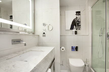 Hilton London Islington Hotel - Bathroom