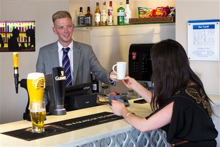 Holiday Inn Express Royal Docks Docklands - Hotel Bar