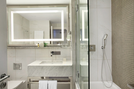 Hilton London Islington Hotel - Bathroom