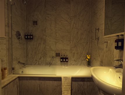 Radisson Blu Edwardian Sussex Hotel - Suite bathroom