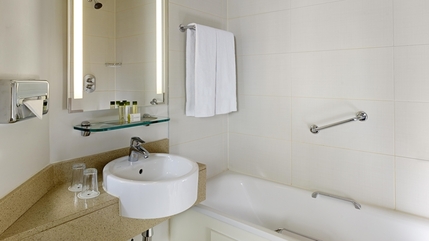 DoubleTree by Hilton London - Islington - Bathroom