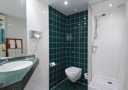 Holiday Inn Express London- Vauxhall Nine Elms - Bathroom