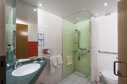 Holiday Inn Express London- Vauxhall Nine Elms - Acessible bathroom