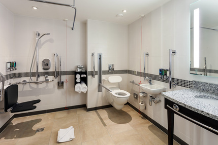 Hampton by Hilton London Gatwick Airport - Accessible Bathroom