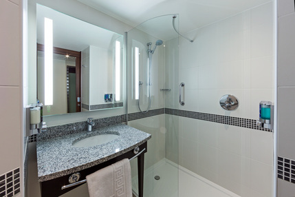 Hampton by Hilton London Gatwick Airport - Standard Bathroom