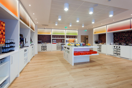 Hampton by Hilton London Gatwick Airport - Breakfast room serving complimentary breakfast