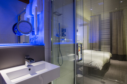 Henley House Hotel London - Bathroom - some guest rooms feature glass bathroom wall