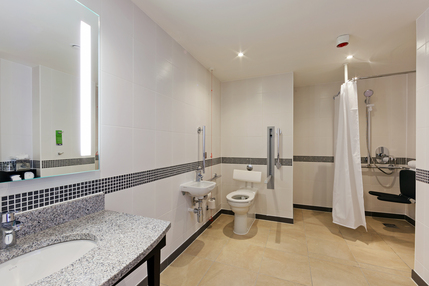 Hampton by Hilton London Waterloo - Accessible Bathroom