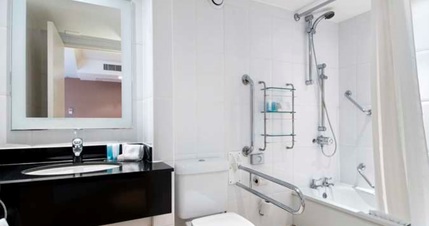 Hilton London Green Park Hotel - Bathroom