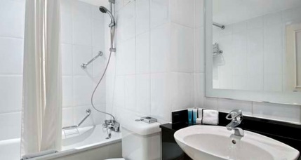 Hilton London Green Park Hotel - Guest Bathroom