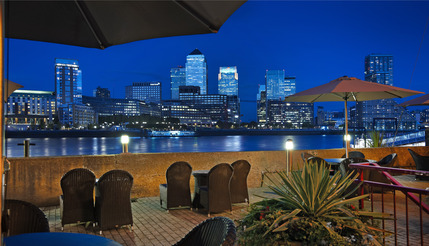 DoubleTree by Hilton Hotel London - Docklands Riverside - Outside Terrace Bar