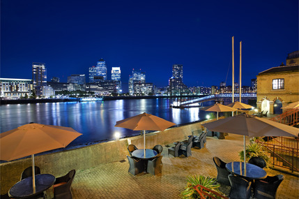 DoubleTree by Hilton Hotel London - Docklands Riverside - OutsideTerrace Bar