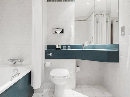 Leonardo Hotel London Heathrow Airport - Bathroom
