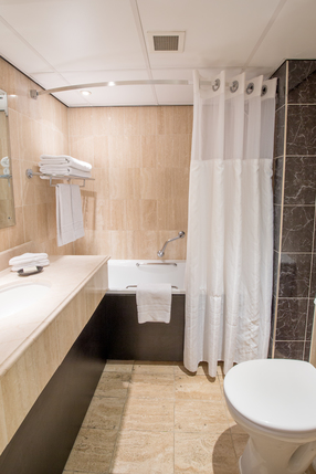 Hilton London Olympia Hotel - Bathroom