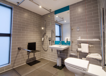 Holiday Inn Express London Ealing - Accessible bathroom