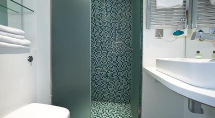 Go Native London Bridge Apartments - Bathroom