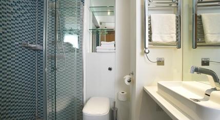Go Native London Bridge Apartments - Bathroom