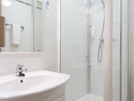 Comfort Inn London Victoria - Bathroom