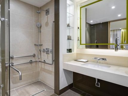 Crowne Plaza London-Battersea - Accessible bathroom