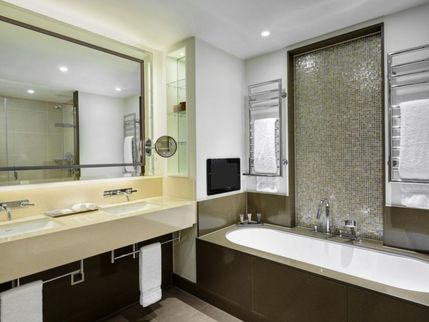 Crowne Plaza London-Battersea - Guest Bathroom