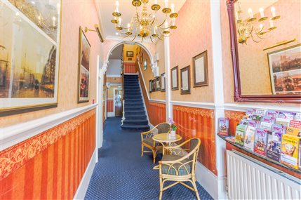 London Town Hotel - Entrance