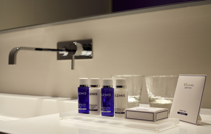 Park Plaza London Waterloo - Studio room bathroom amenities